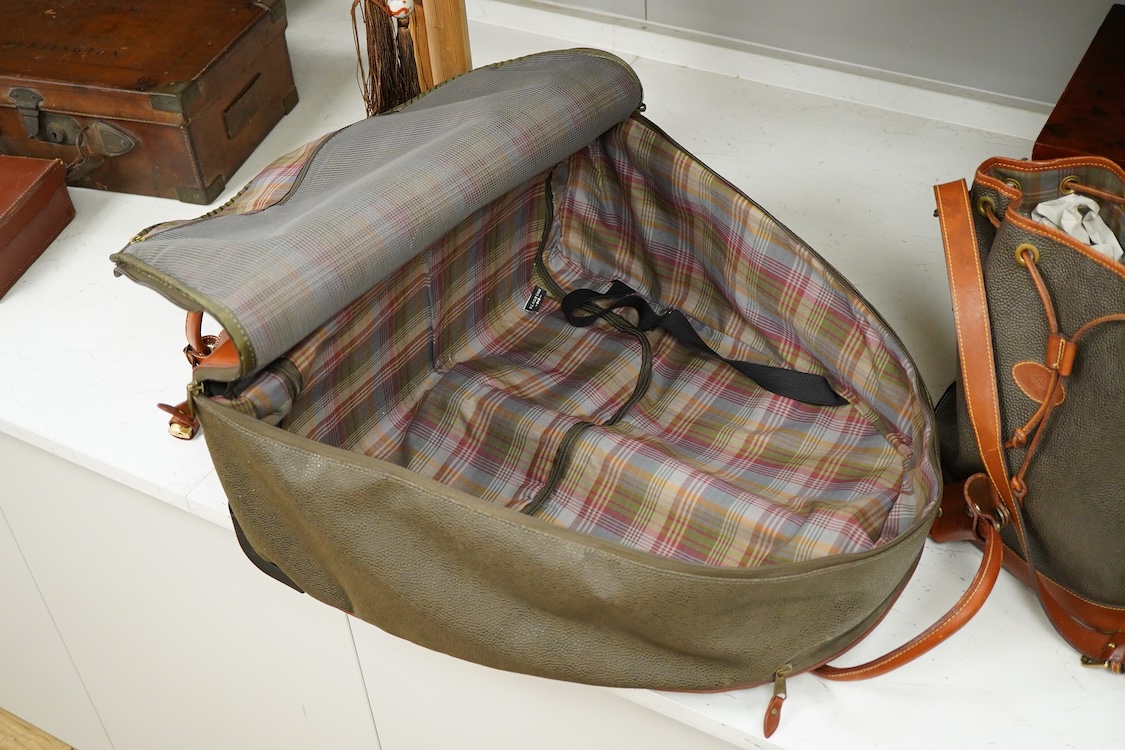 A Mulberry scotch grain leather holdall / suitcase and shoulder bag, largest 60cm high